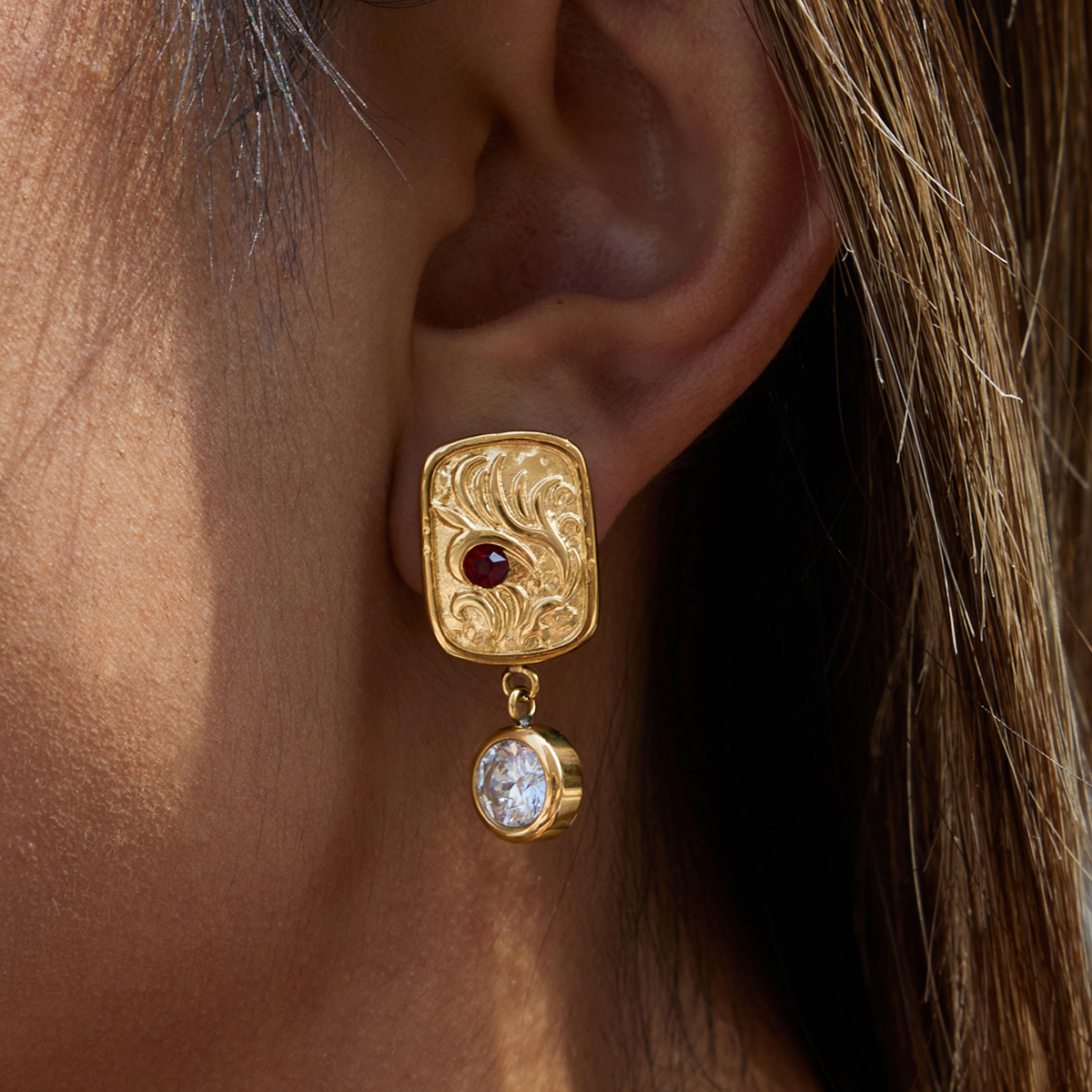 ELENYS Relic Drop – náušnice při nošení